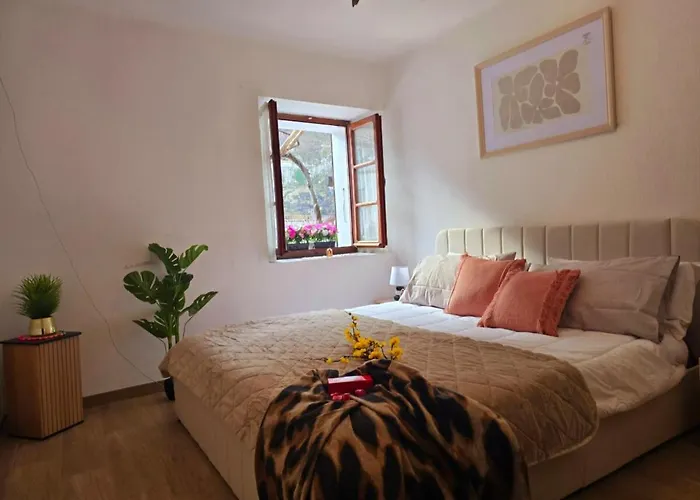 Alpine View - Train Station Holiday home *